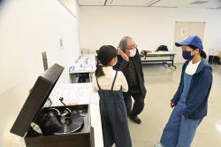 写真：第2回ワークショップ12　蓄音機と参加者
