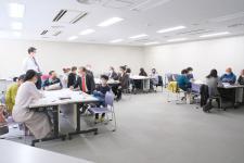 写真：グループでの話し合い1