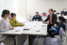 写真：グループでの話し合い2