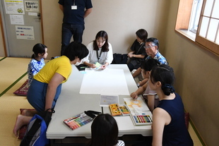 写真：班で話し合いの様子1