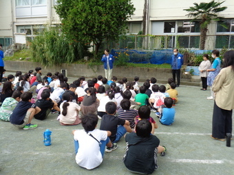 白子小学校での人権の花運動の様子