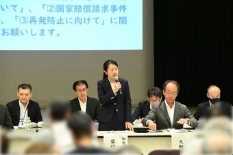 国家賠償請求事件に関する市民説明会で説明を行う市長