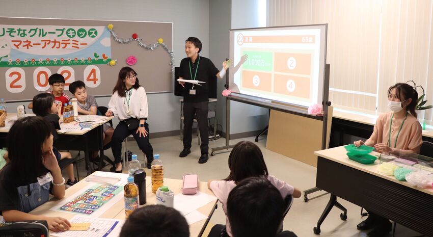 第4日目「金融教育～人生ゲームで『お金』について考えてみよう！1億円ってどれだけ重い？実際に持って確かめてみよう！～」