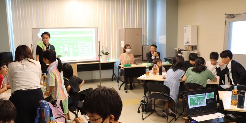 第4日目「金融教育～人生ゲームで『お金』について考えてみよう！1億円ってどれだけ重い？実際に持って確かめてみよう！～」
