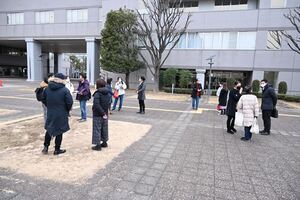 写真：市民広場でのディスカッションの様子1