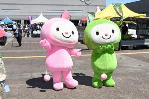 写真：着ぐるみのさつきちゃんとわこうっち