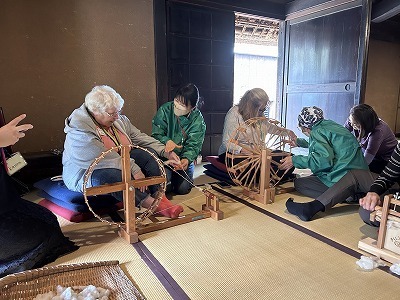 新倉ふるさと民家園で綿づくり