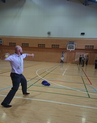 下新倉小学校でキャッチボール