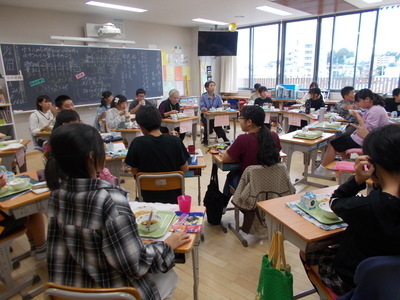下新倉小学校で給食
