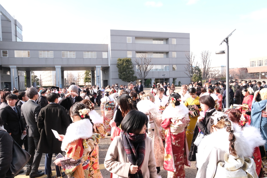 市民広場に集まる新成人の様子