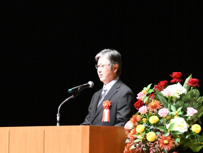 祝辞を述べる石川教育長