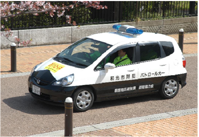青色防犯パトロールカーの写真