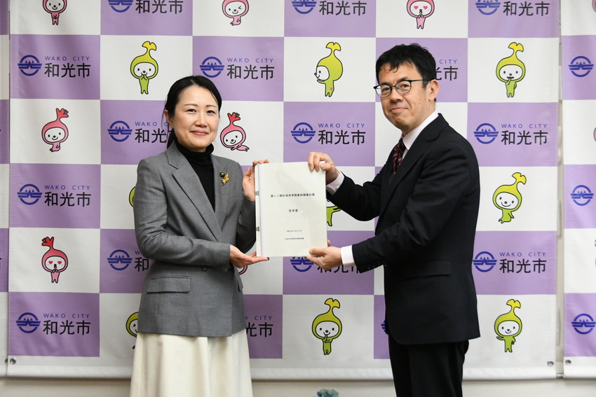 答申書を渡している画像