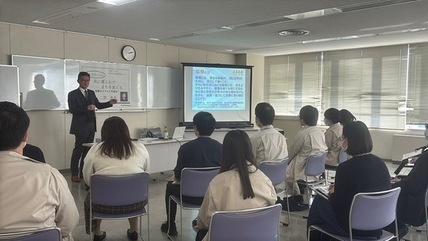 耳を傾ける職員