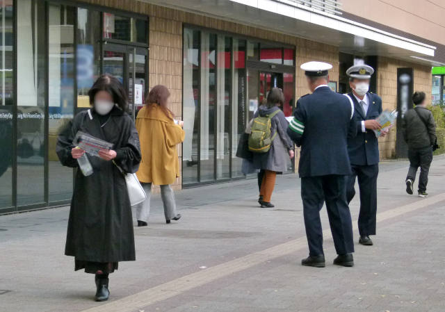 写真：街頭キャンペーンの様子1