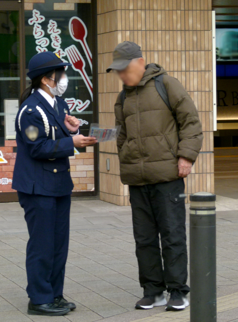 写真：街頭キャンペーンの様子2