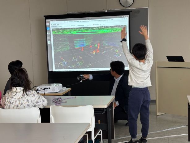 小学生向け自動運転バス講座の様子